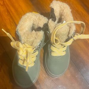 H&M infant green yellow tan snow boots size 4/5